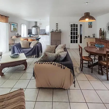 Сasa de vacaciones 3 Bedroom Lovely In Caux